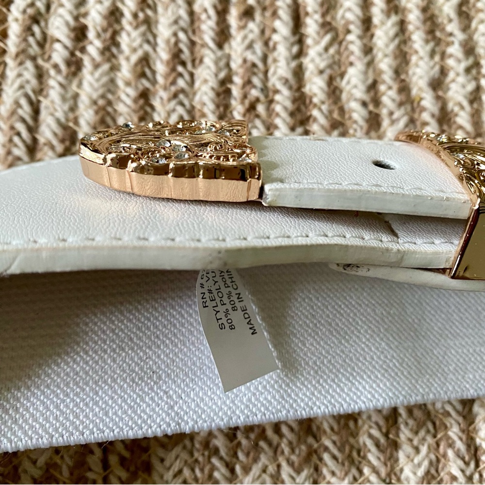 VINCE CAMUTO Elegant White Belt with Western Gold Buckle - Picture 6 of 13